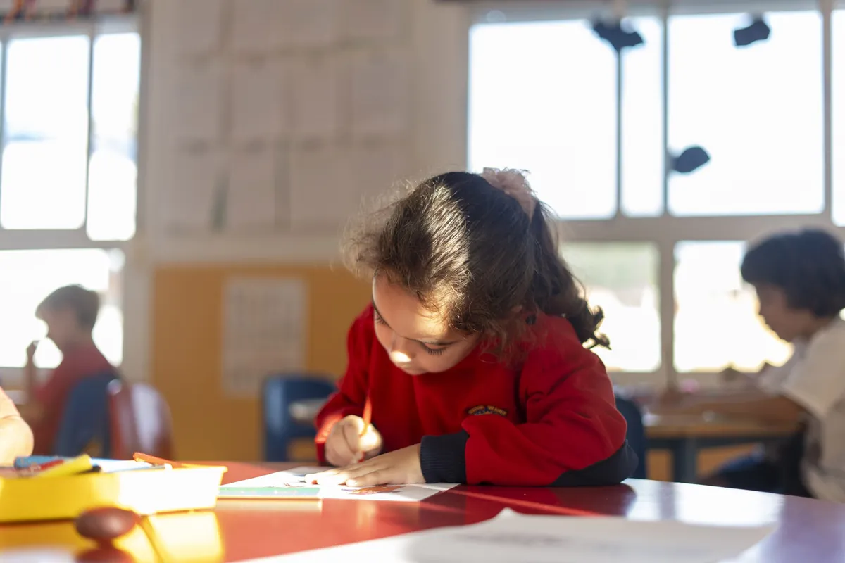 Colegio Brains Las Palmas — alumna en clase